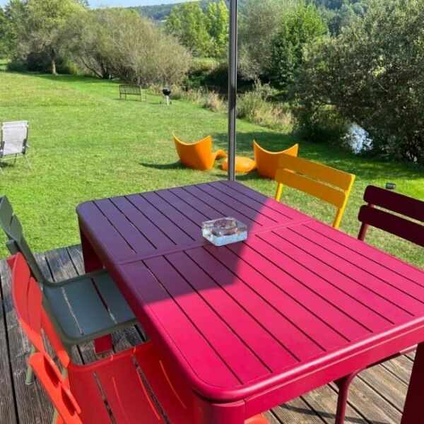 Terrasse de 13m carré avec salon de jardin et barbecue du Gîte insolite du Domaine Pont Roche en Côte d'or en Bourgogne-Franche-Comté à Frénois