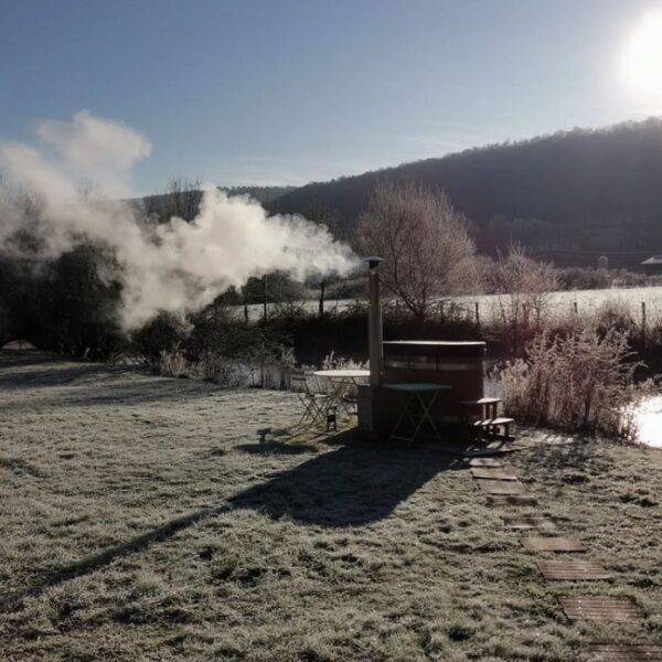 Le bain nordique dans le jardin ouvert couvert de neige en hiver du Gîte insolite du Domaine Pont Roche en Côte d'or en Bourgogne-Franche-Comté à Frénois