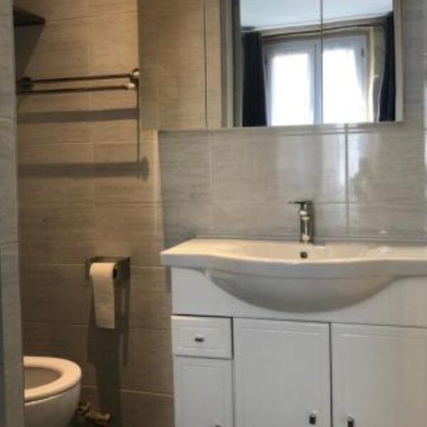 Salle de bain et WC d'une chambre de l'Hôtel Clauzel à Paris en Île-de-France