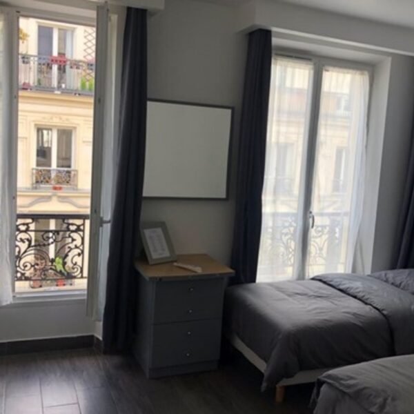 Une chambre deux lits simples / Twins, avec vue sur la rue de l'Hôtel Clauzel à Paris en Île-de-France