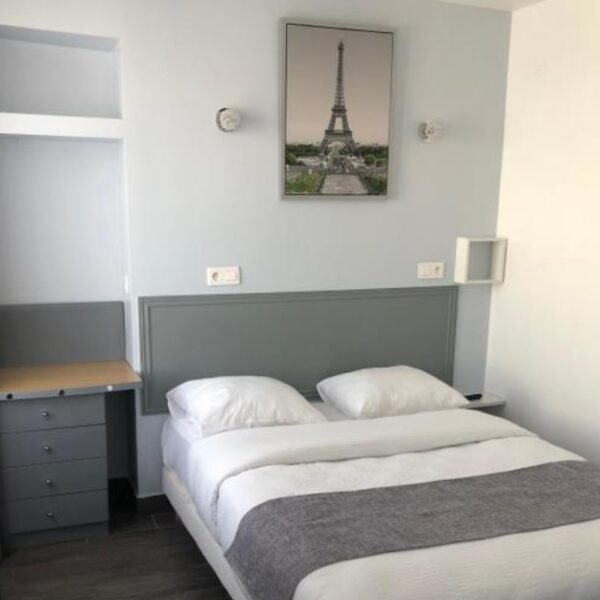 Une chambre double de l'Hôtel Clauzel à Paris en Île-de-France