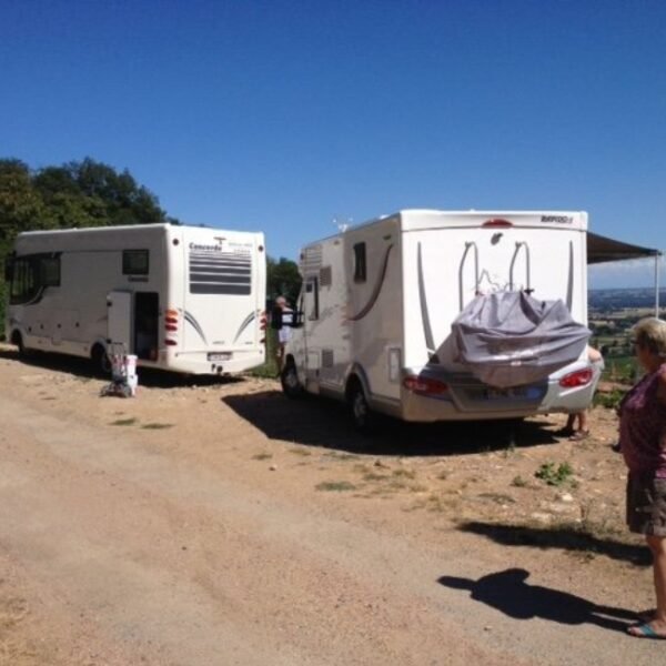 Aire de camping car France passion avec vue sur les vignes du Domaine Baron de l’Ecluse dans le Rhône en Auvergne-Rhône-Alpes à Saint Lager