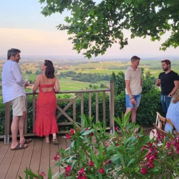 Terrasse pendant une soirée d'été donnant due les vignes du Domaine Baron de l’Ecluse dans le Rhône en Auvergne-Rhône-Alpes à Saint Lager