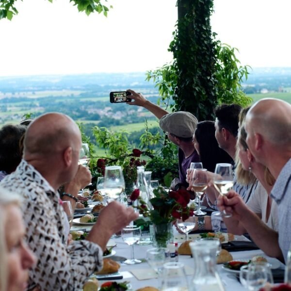 Photo des convives lors de la Beaujomie 2024, avec chef et sommelière au Domaine Baron de l’Ecluse dans le Rhône en Auvergne-Rhône-Alpes à Saint Lager