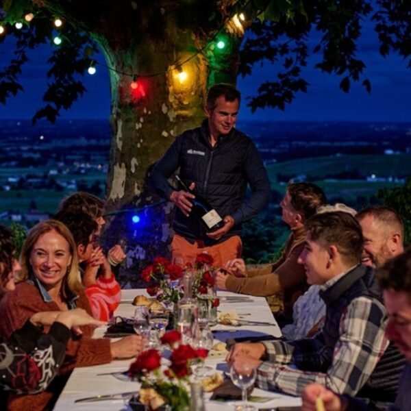 bouteille de vin présentée par Jean-François Pégaz, propriétaire et hôte du Domaine Baron de l’Ecluse dans le Rhône en Auvergne-Rhône-Alpes à Saint Lager