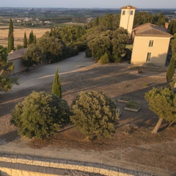 Photo prise du ciel du bâtiment du musée et de L'Oppidum d'Ensérune dans l'Hérault en Occitanie à Nissan-lez-Ensérune