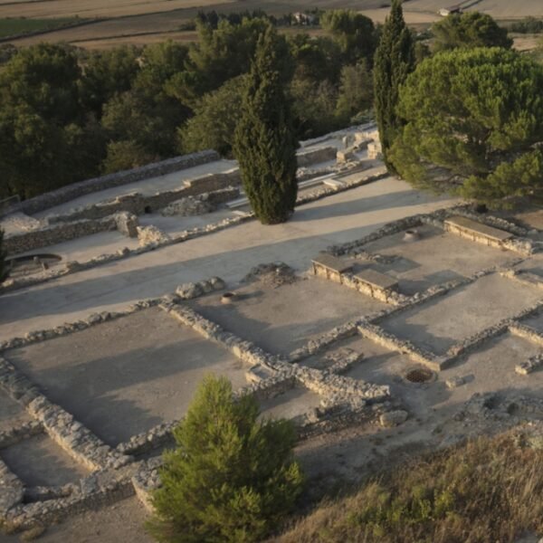 Photo d'un des quartiers vu de haut de L'Oppidum d'Ensérune dans l'Hérault en Occitanie à Nissan-lez-Ensérune