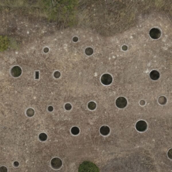 Photo d'un des quartiers vue plongeante du ciel de L'Oppidum d'Ensérune dans l'Hérault en Occitanie à Nissan-lez-Ensérune