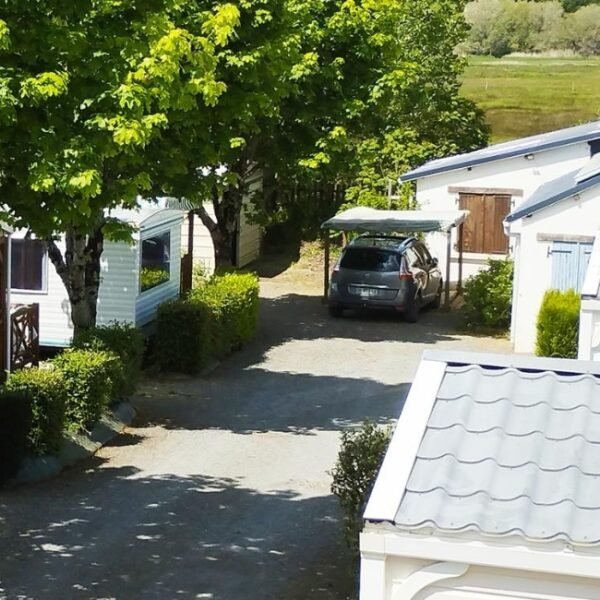 Une allée de mobil-home du Camping Les Embruns à Camoëlin dans le Morbihan en Bretagne