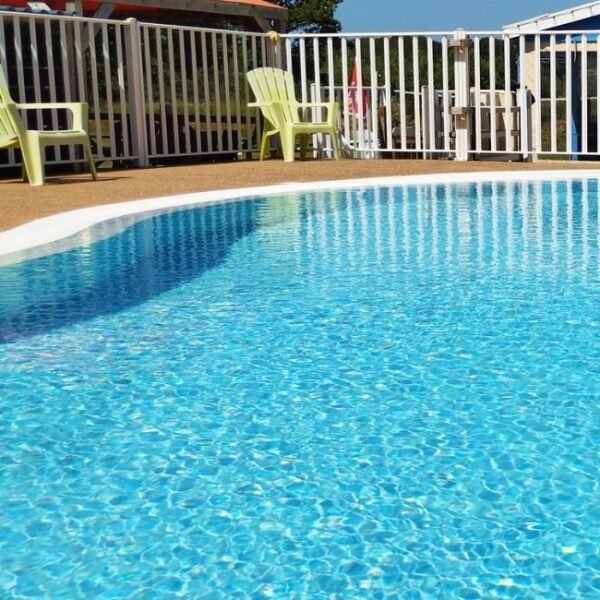 La piscine chauffée du Camping Les Embruns à Camoëlin dans le Morbihan en Bretagne