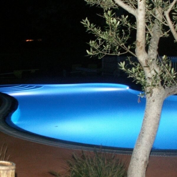 La Piscine chauffée la nuit du Camping Les Embruns à Camoëlin dans le Morbihan en Bretagne