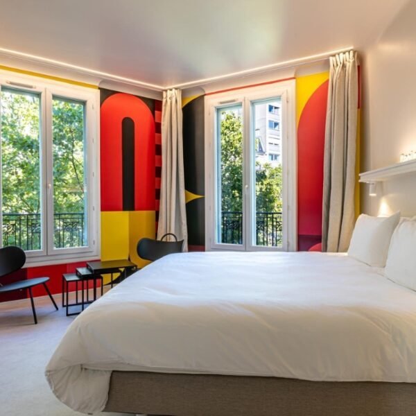 Une chambre double unique et design de L'Hôtel Graphik Montparnasse à Paris en Île de France