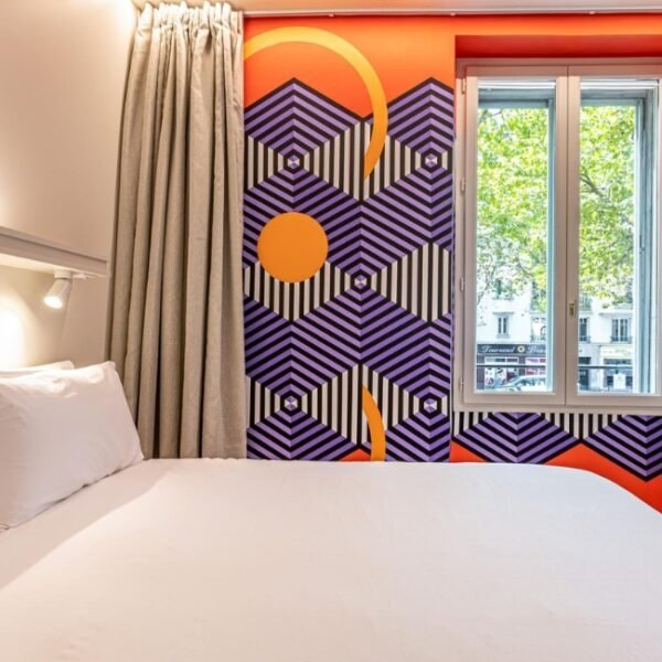 Une chambre double unique et design de L'Hôtel Graphik Montparnasse à Paris en Île de France