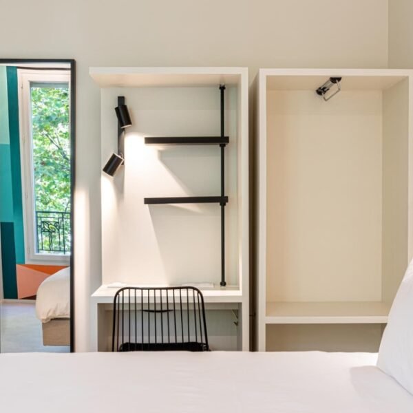 Une chambre double blanche épurée de L'Hôtel Graphik Montparnasse à Paris en Île de France