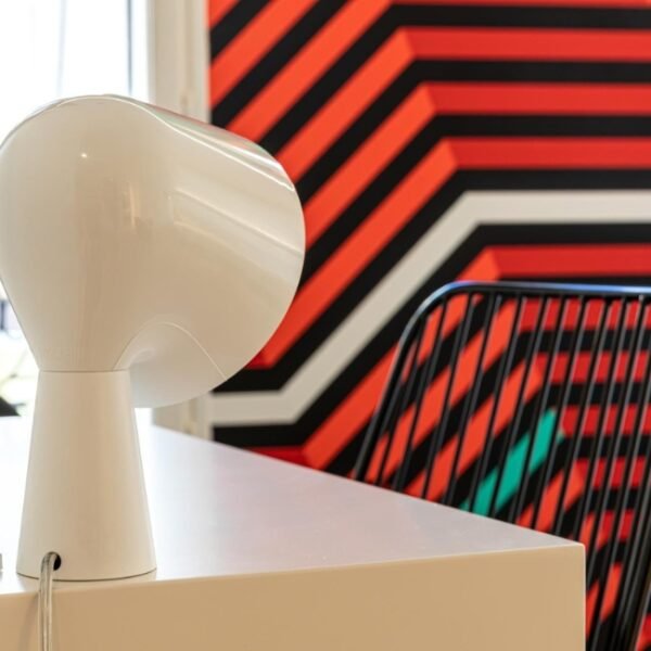 Un bureau avec une lampe design de L'Hôtel Graphik Montparnasse à Paris en Île de France