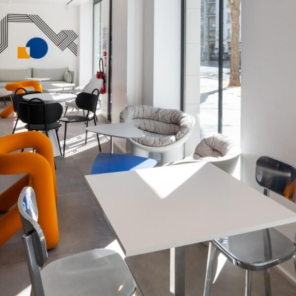 Les tables et chaises / fauteuils de l'espace coworking de L'Hôtel Graphik Montparnasse à Paris en Île de France