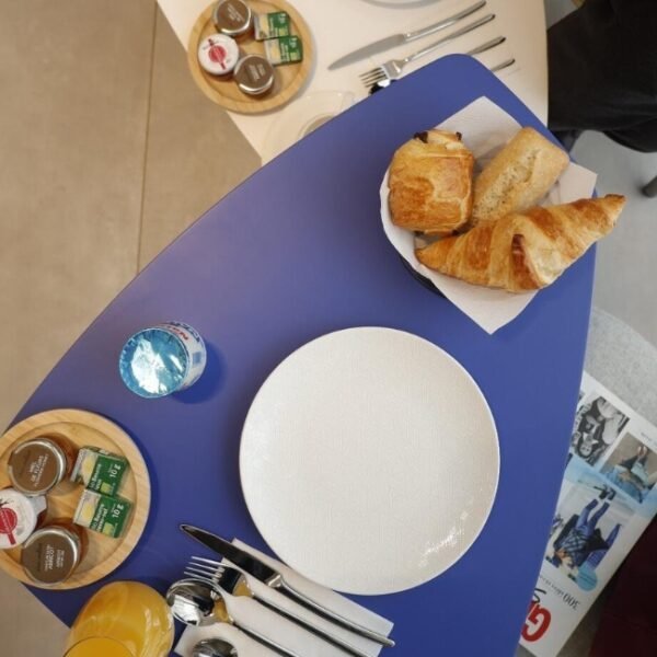 Une table du petit-déjeuner de L'Hôtel Graphik Montparnasse à Paris en Île de France