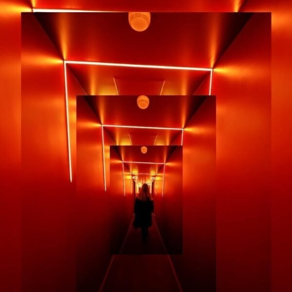 Un des couloirs designe menant aux chambres avec jeux de lumière rouge à L'Hôtel Graphik Montparnasse à Paris en Île de France