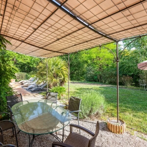 Le salon de jardin et les transats, à l'extérieur de la piscine chauffée du Gîte la Ferme du Château à Marquefave en Haute-Garonne en Occitanie