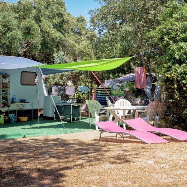 Emplacement de camping-car et caravane du Camping Pertamina à Bonifacio en Corse-du-sud en Corse