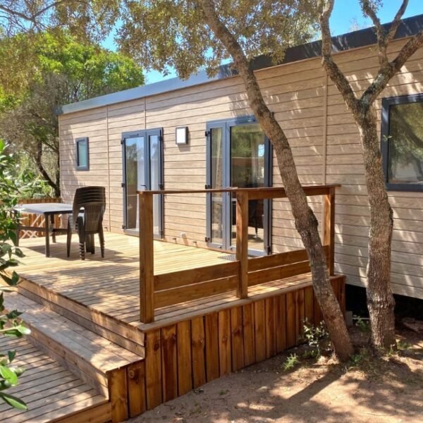 Extérieur avec terrasse d'un mobil-home du Camping Pertamina à Bonifacio en Corse-du-sud en Corse