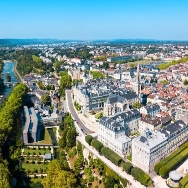 La ville de Pau, vue de haut, de l'Appart'City Confort Pau *** à Pau dans les Pyrénées-Atlantiques en Occitanie