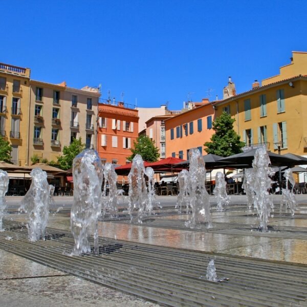 La place de la République à Perpignan, Appart'City Confort Perpignan Centre Gare *** -à Perpignan dans les Pyrénées-Orientales en Occitanie