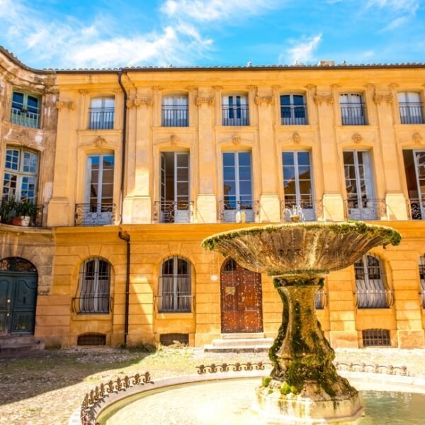 Une place avec une fontaine d'Aix-en-Provence l'Appart'City Classic Aix en Provence La Duranne à Aix-en-Provence en Provence-Alpes-Côte-d'Azur