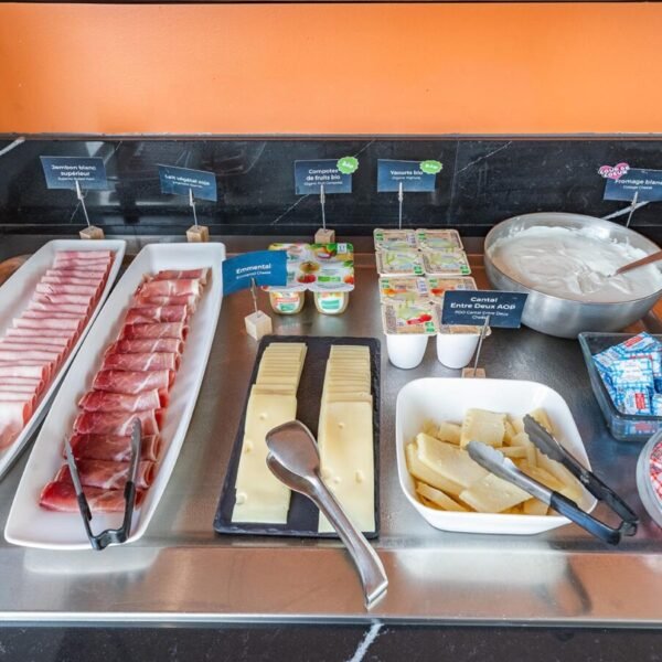 Buffet de petits déjeuners de l'Appart'City Confort Montpellier Saint-Roch dans l'Hérault en Occitanie