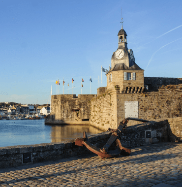 Les chiens sont autorisés sur les murailles et le tour de ronde de Concarneau en Bretagne