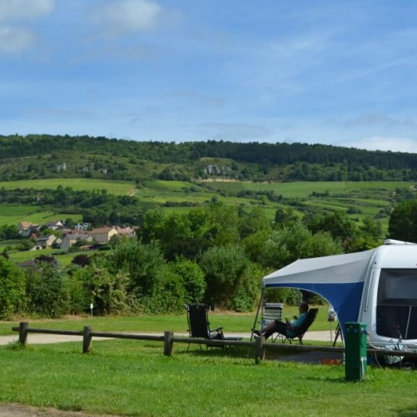 Un emplacement avec vue sur les collines d'Aquadis Loisirs - Camping de Santenay *** à Santenay en Côte d'Or en Bourgogne-Franche-Comté