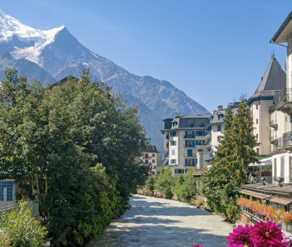 Un petit village au milieu des montagnes des Alpes.