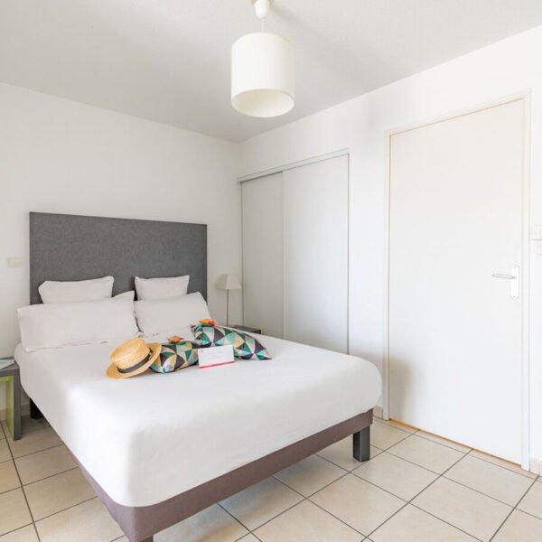 Une chambre double d'un appartement de l'Appart'City Confort La Ciotat côté Port *** à La ciotat dans les Bouches-du-Rhône en Provence-Alpes-Côte-D'azur