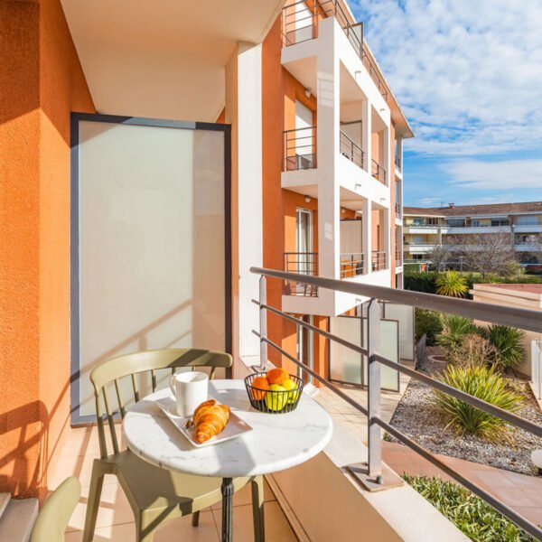 La terrasse privée d'un appartement de l'Appart'City Classic Aix en Provence La Duranne à Aix-en-Provence en Provence-Alpes-Côte-d'Azur