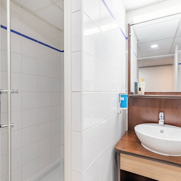 Salle de bain d'un appartement de l'Appart’City Classic Montélimar dans la Drôme en Rhône Alpes