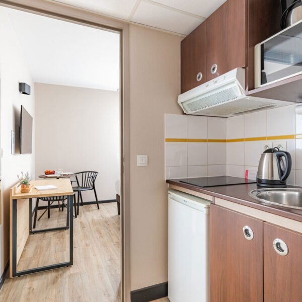 Espace cuisine d'un appartement de l'Appart’City Classic Montélimar dans la Drôme en Rhône Alpes