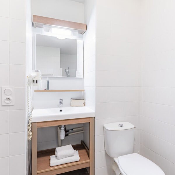 Salle de bain d'un appartement d'Appart'City Confort Orléans dans le Loiret en Centre Val de Loire