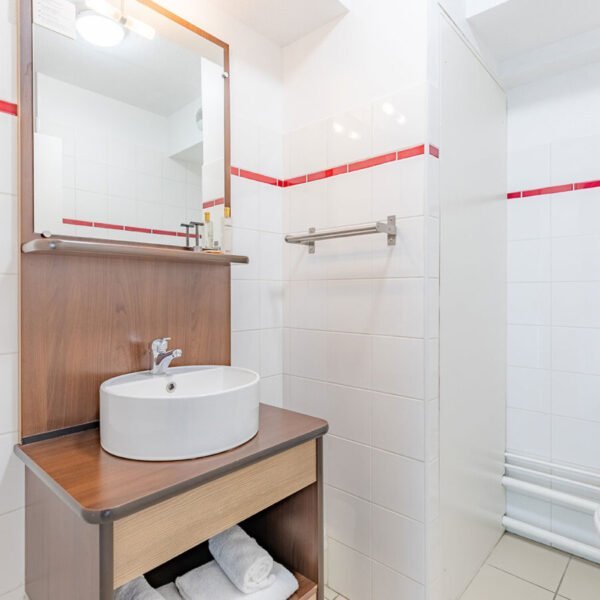 La salle de bain d'un appartement de l'Appart'City Confort Pau *** à Pau dans les Pyrénées-Atlantiques en Occitanie