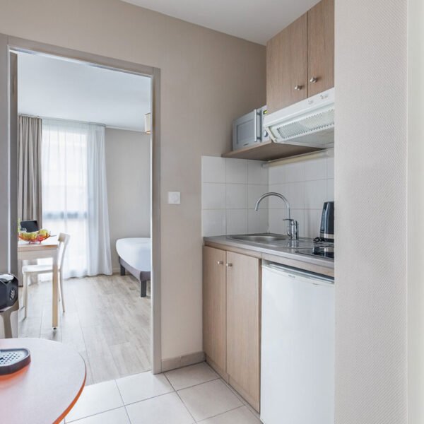 Cuisine équipée d'un appartement de l'Appart'City Confort Saint Nazaire Océan en Loire Atlantique dans les Pays de la Loire