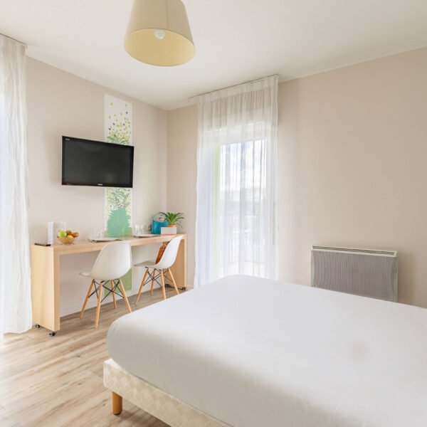 La chambre avec un lit double, et une télé d'un appartement de l'Appart'City Confort Tours *** à Tours en Indre-et-Loire dans le Centre-Val-de-Loire