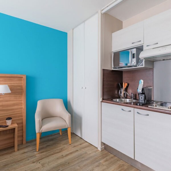 La cuisine d'un appartement de l'Appart'City Confort Vannes à Vannes dans le Morbihan en Bretagne