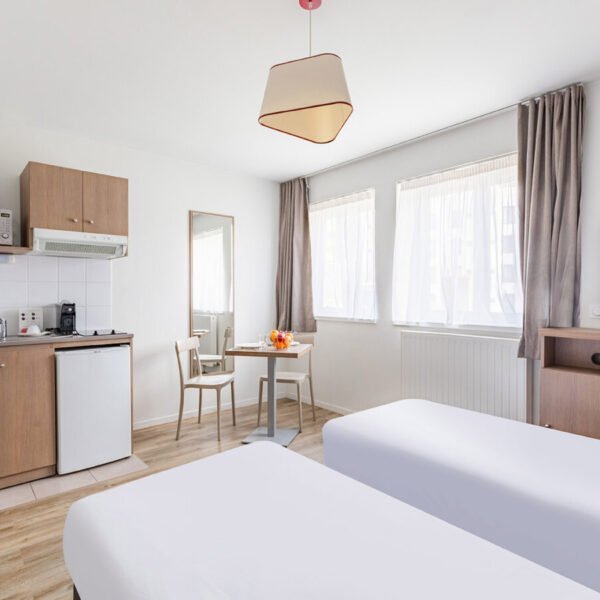 Chambre avec deux lits simple dans un des appartements d'Appart'City Confort Orléans dans le Loiret en Centre Val de Loire