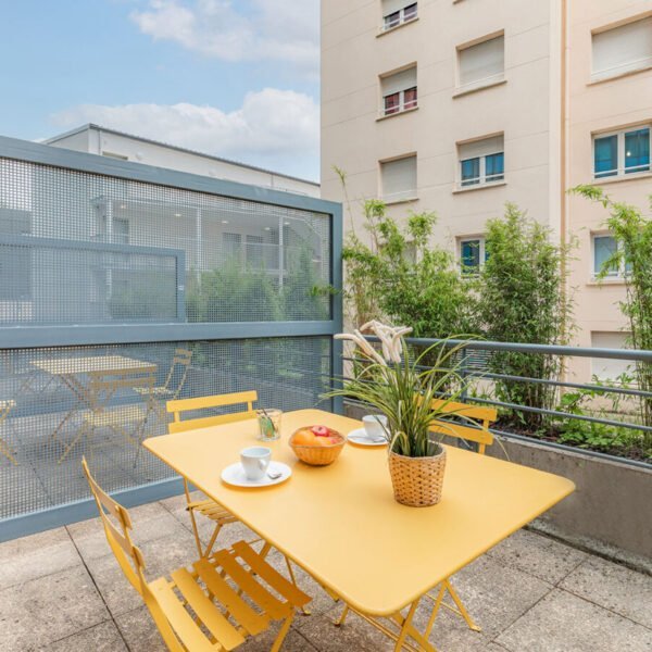 Terrasse d'un appartement de l'Appart'City Classic Bordeaux Centre à Bordeaux en Gironde en Nouvelle-Aquitaine