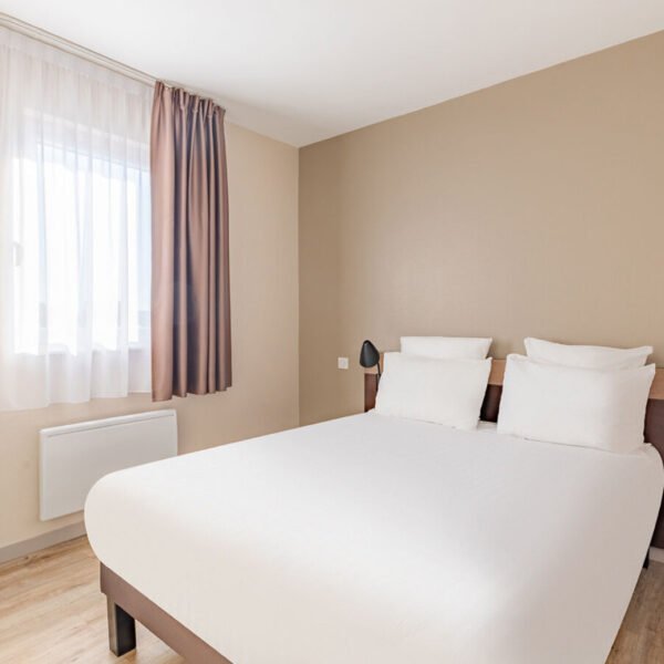 Chambre double d'un appartement d'Appart'City Classic Arlon Porte du Luxembourg en Belgique