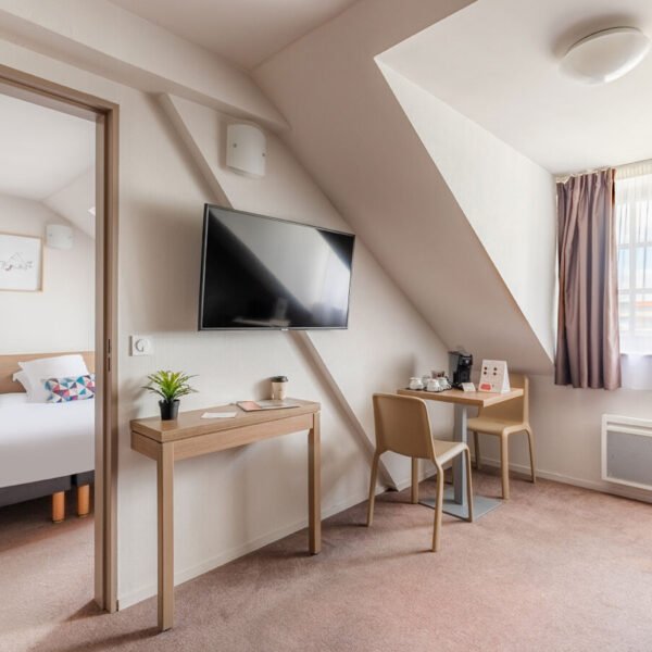 Le coin télévision et bureau d'une chambre doubled'un appartement de l'Appart'City Confort Reims Centre *** à Reims en Champagne-Ardenne dans la Marne