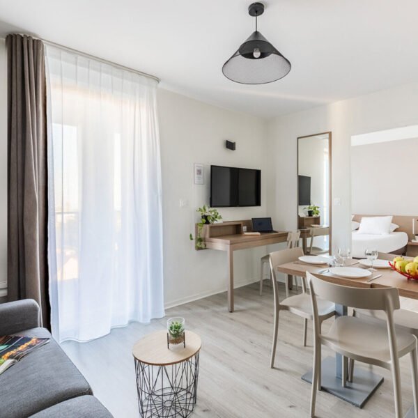 Salon d'un appartement de l'Appart'City Confort Saint Nazaire Océan en Loire Atlantique dans les Pays de la Loire