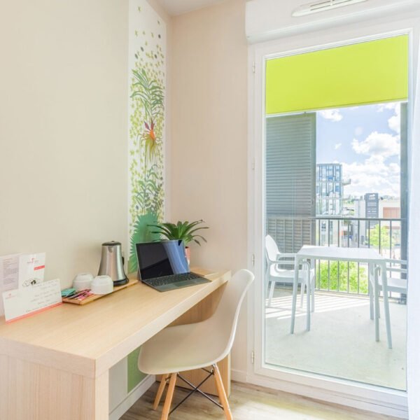 Le bureau et la terrasse d'un appartement de l'Appart'City Confort Tours *** à Tours en Indre-et-Loire dans le Centre-Val-de-Loire