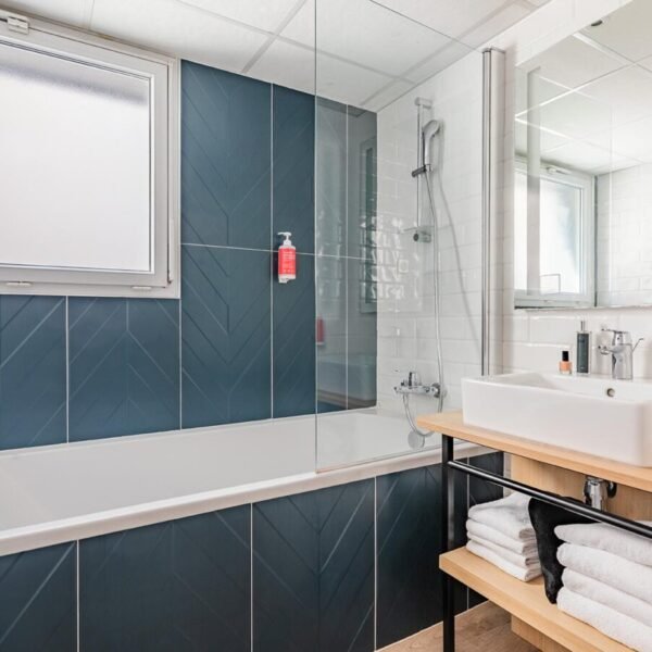 Salle de bain avec baignoire à l'Appart'City Confort Montpellier Saint-Roch dans l'Hérault en Occitanie