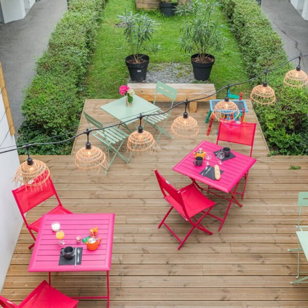 La terrasse extérieure pour manger vue du haut de l'Appart'City Confort Pau *** à Pau dans les Pyrénées-Atlantiques en Occitanie