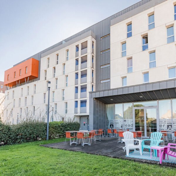 Entrée et terrasse de de l'Appart'City Confort Saint Nazaire Océan en Loire Atlantique dans les Pays de la Loire